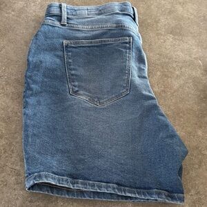 LuLaRoe Light Blue Relaxed Denim Blue Jean Summer Shorts size 32 Lycra Spandex